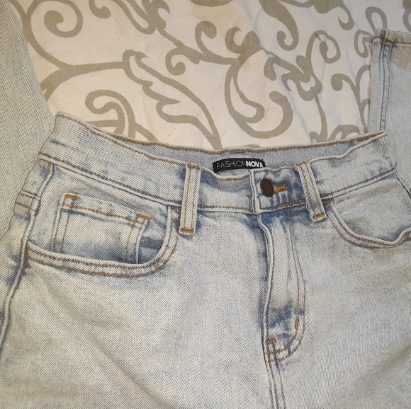 Fashion Nova mom jeans - Picture 4 of 4